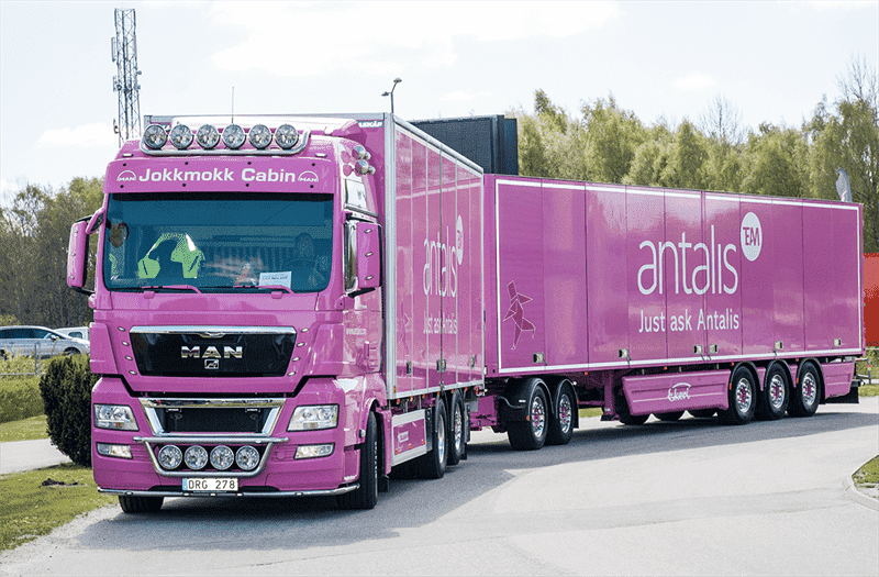 Rosa lastbil med rosa släp med Antalis-logga